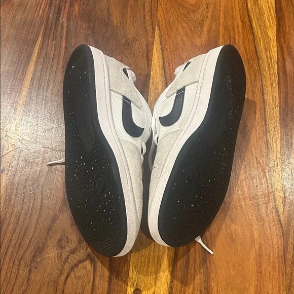 Nike White and Black Men's Sneakers - Picture 7 of 7